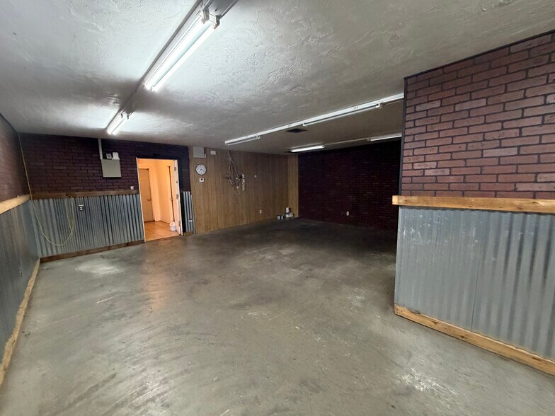 More Photos Of 15865 Brothers Ct, Fort Myers Warehouse For Lease