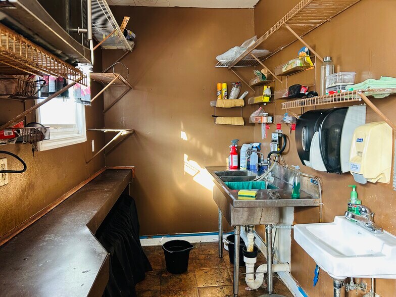 More Photos Of 4800 Delhi Ave, Cincinnati Restaurant For Sale