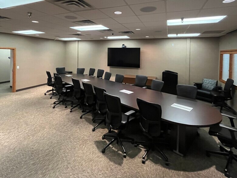 More Photos Of 5750 Lincoln Dr, Edina Office For Sale