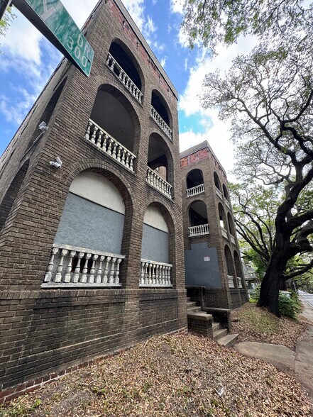 More Photos Of 302 E Victory Dr, Savannah Apartments For Sale