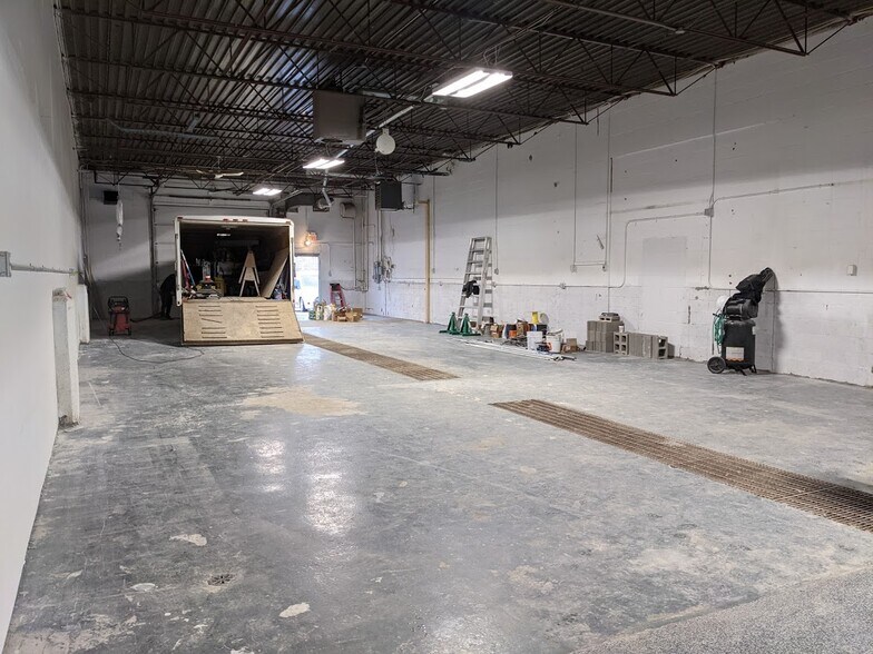 More Photos Of 8308 Fraser Ave, Fort McMurray Showroom For Sale