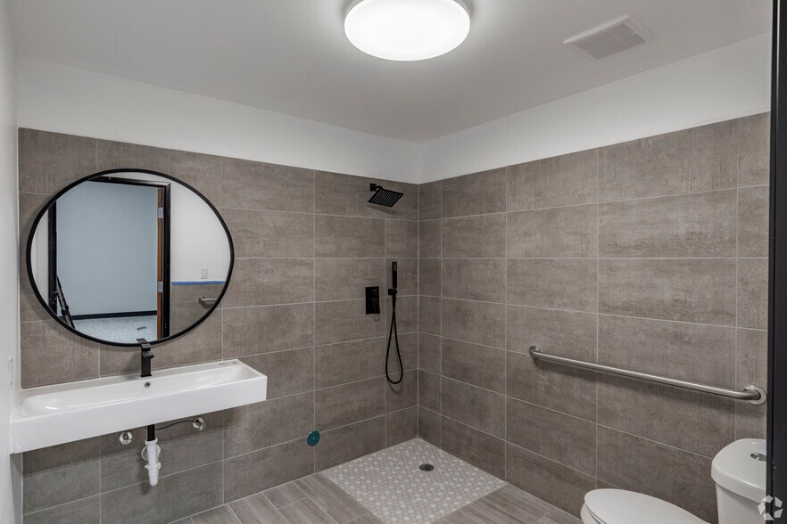 More Photos Of 7637 Fm 3009, Schertz Light Distribution For Sale