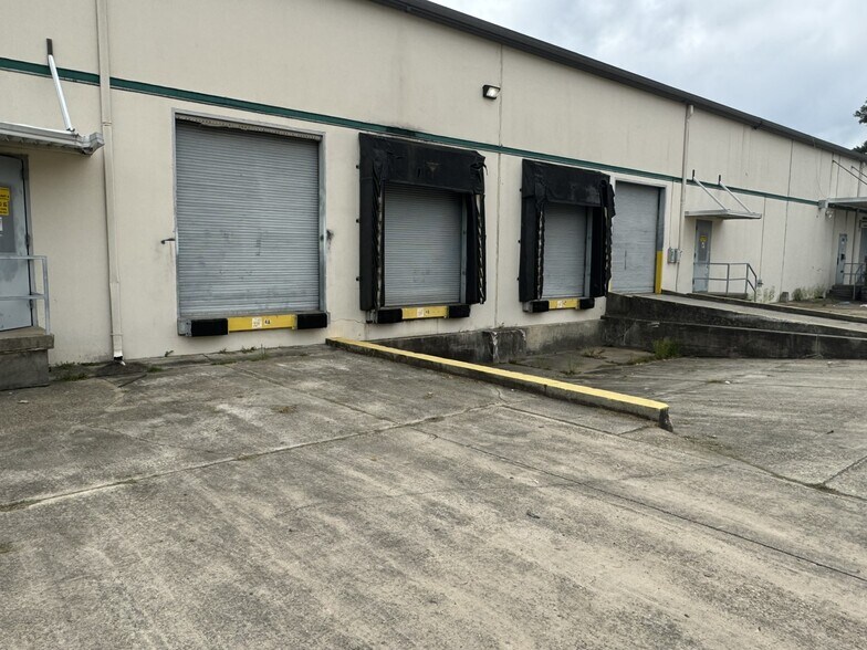 More Photos Of 11800 Industriplex Blvd, Baton Rouge Distribution For Sale