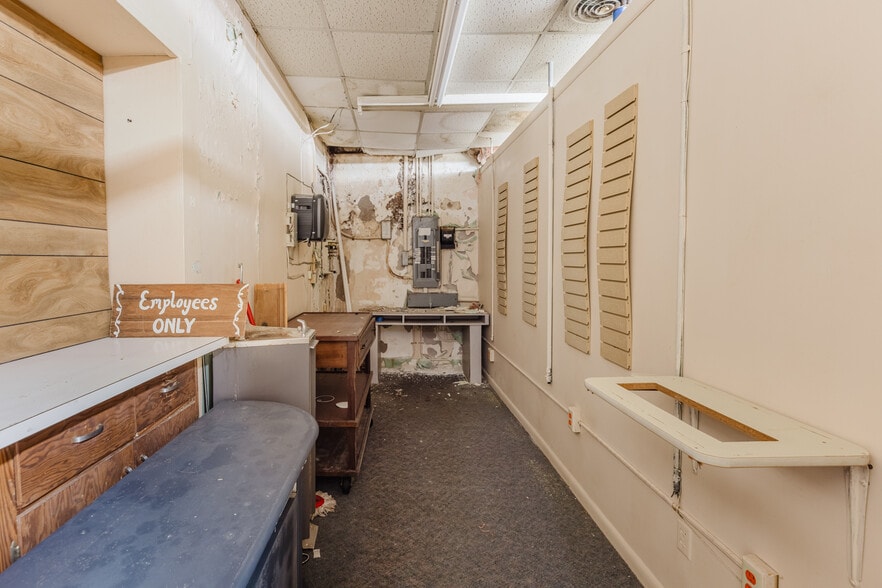 More Photos Of 217 W Lamar St, Americus General Retail For Sale