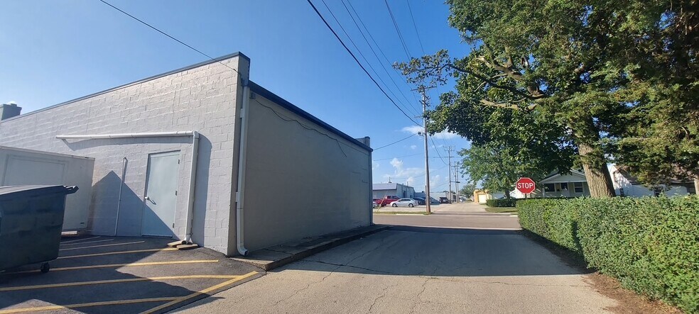 More Photos Of 5545 N 2nd St, Loves Park Freestanding For Lease