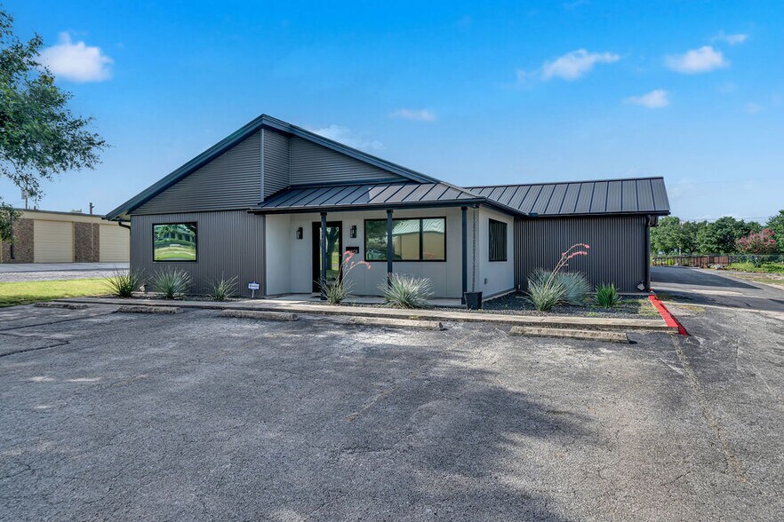 More Photos Of 117 Commerce Ave, Boerne Office For Sale