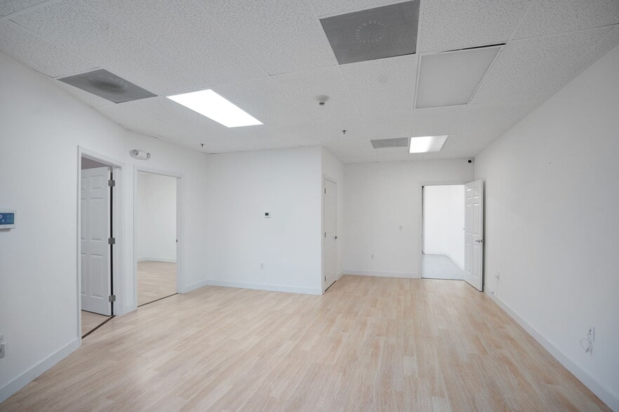 More Photos Of 787 Commerce Dr, Venice Warehouse For Lease