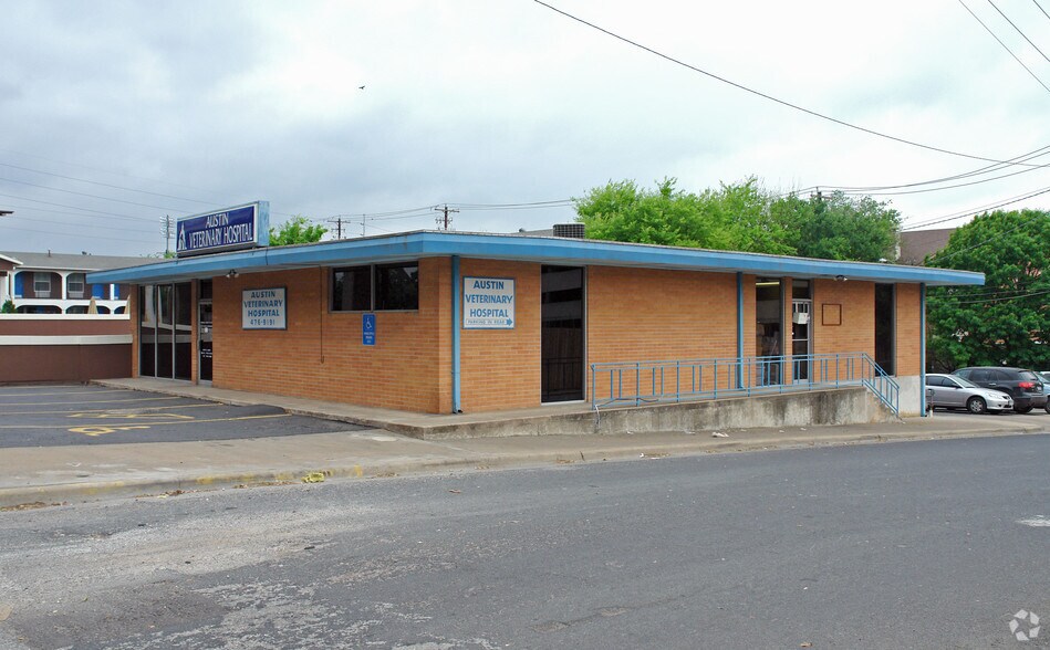 Primary Photo Of 2908 N Interstate 35, Austin Storefront Retail Office For Lease