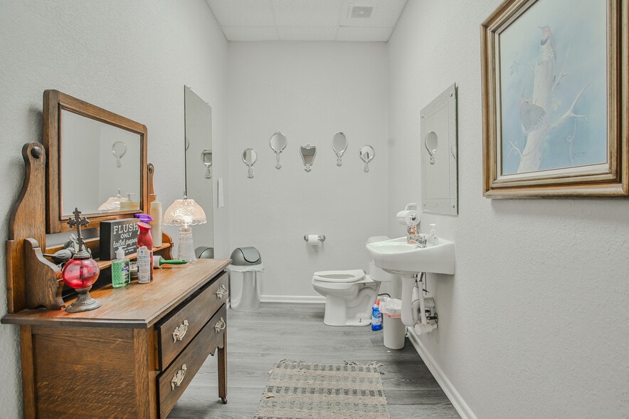 More Photos Of 1824 26th St, Snyder Office For Sale