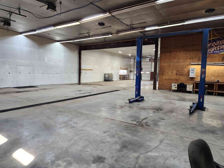 More Photos Of 2384 W 23rd St, Bellaire Warehouse For Sale