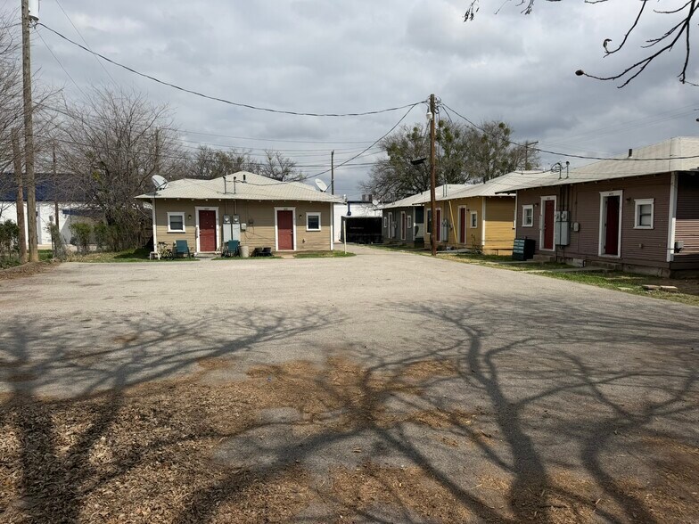 More Photos Of 401 Main St, Brownwood Apartments For Sale