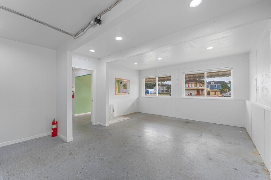 More Photos Of 1352 N Main St, Jacksonville Auto Dealership For Lease