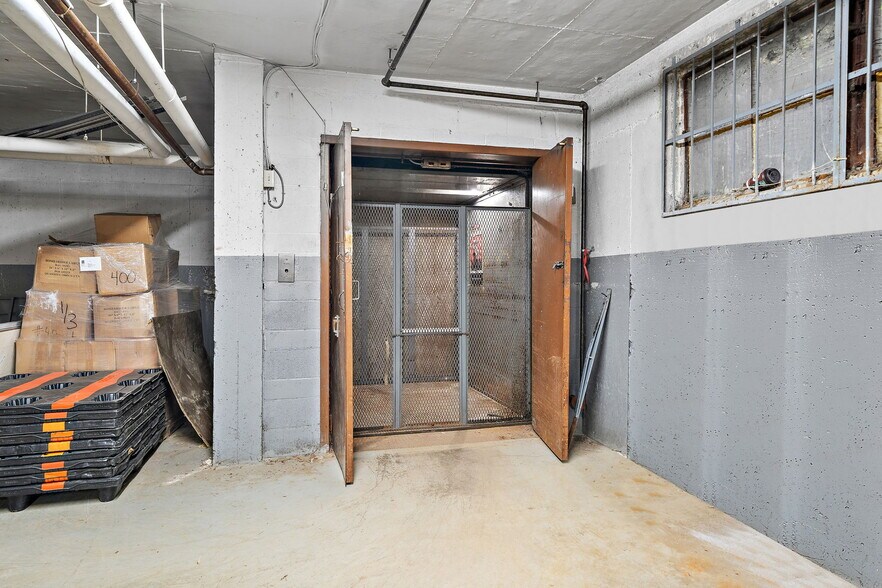 More Photos Of 2165 Av Madison, Montréal Office Residential For Lease