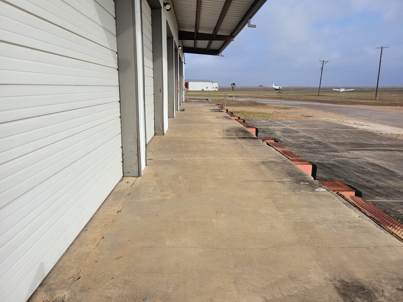 More Photos Of 158 Hangar Dr S, Victoria Distribution For Lease