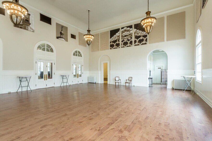 More Photos Of 12 Middlebrook Ave, Staunton Restaurant For Lease