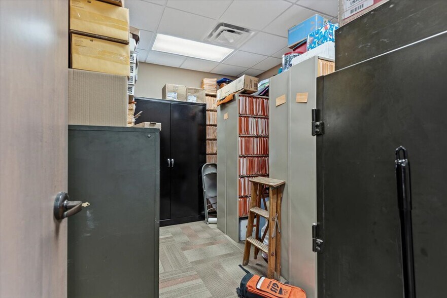 More Photos Of 103 Centre Dr, Petersburg Office For Sale