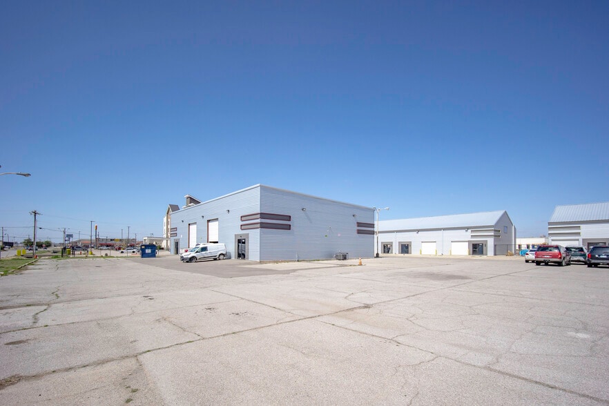 More Photos Of 4403-4411 SW 3rd St, Oklahoma City Showroom For Sale