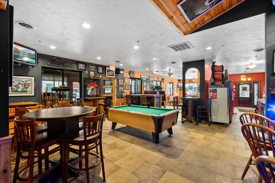 More Photos Of 212 Main St, Oneida General Retail For Sale