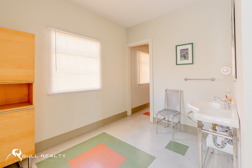 More Photos Of 979 Donnelly Ave SW, Atlanta Warehouse For Sale