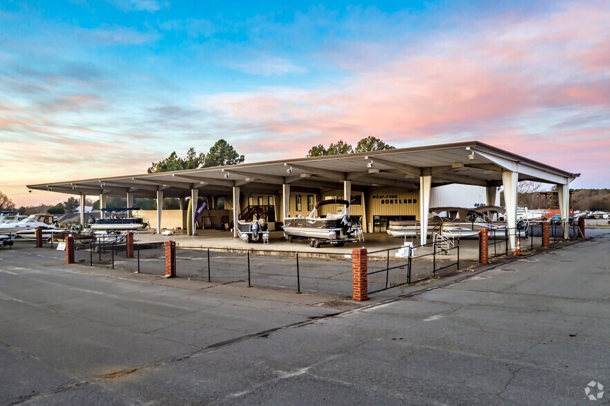 Primary Photo Of 18919 W Catawba Ave, Cornelius Flex For Sale