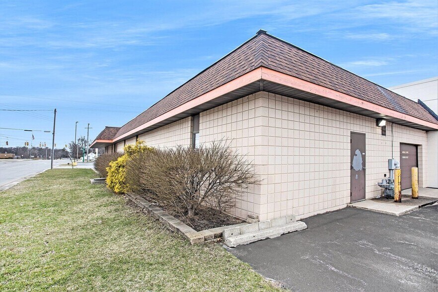 More Photos Of 2007 E Apple Ave, Muskegon Medical For Sale
