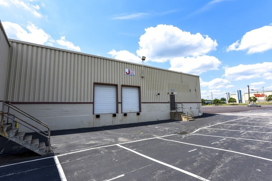 More Photos Of 122 Mill Rd, Oaks Warehouse For Lease