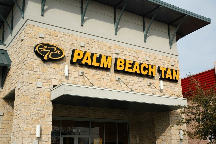 More Photos Of 1664 S University Dr, Fort Worth General Retail For Lease