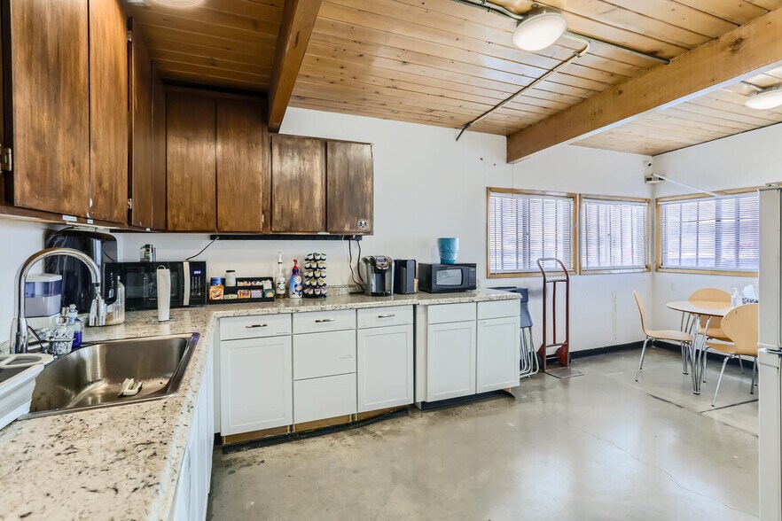 More Photos Of 81 NE Columbia Blvd, Portland Industrial For Sale