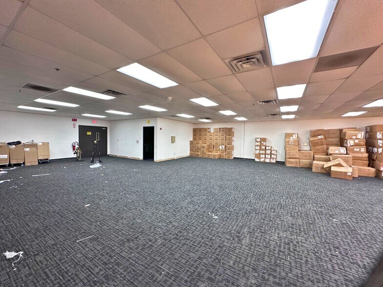 More Photos Of 15203 S Commerce Dr, Dearborn Manufacturing For Lease