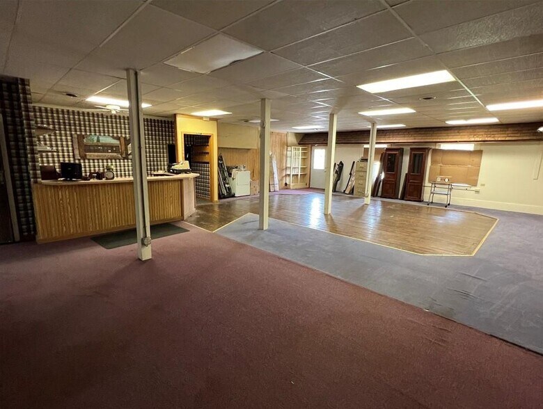 More Photos Of 1000-1004 1st Ave E, Newton Warehouse For Sale