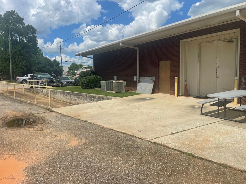 More Photos Of 716 Lakeside Dr W, Mobile Office For Lease