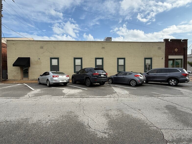 More Photos Of 114 S Broadway St, Tupelo Office For Lease