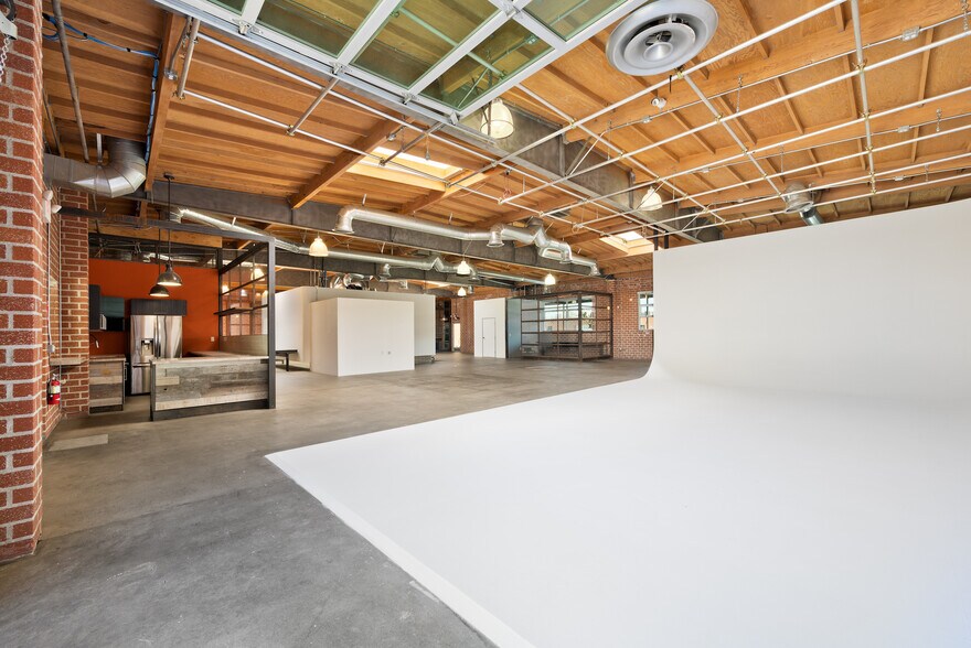 More Photos Of 6368 Arizona Cir, Los Angeles Office For Lease