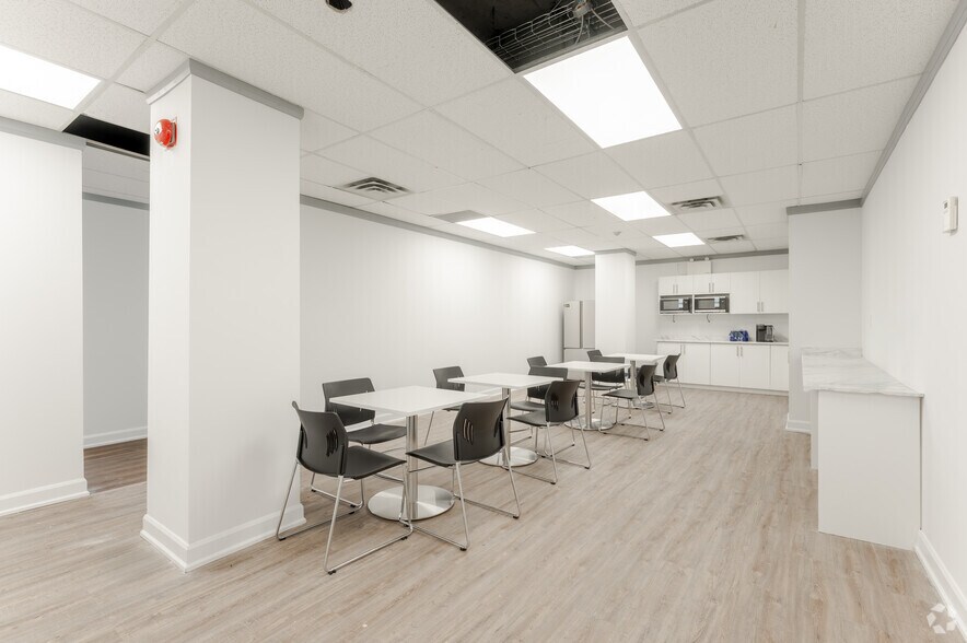 More Photos Of 700 Dorval Dr, Oakville Unknown For Lease