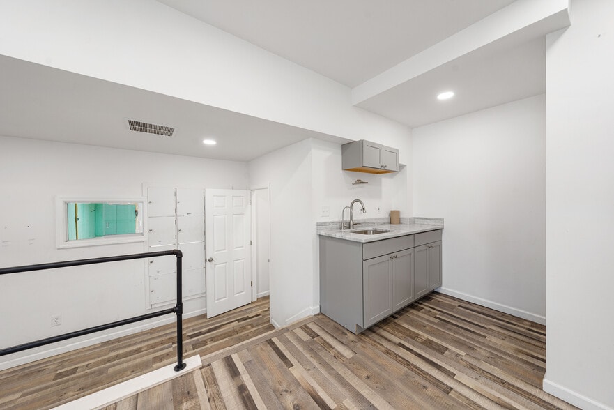 More Photos Of 40 Amboy Rd, Old Bridge Flex For Sale