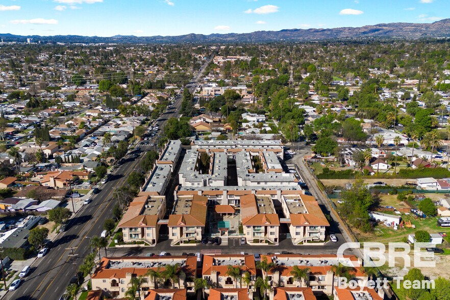More Photos Of 18621 Saticoy St, Reseda Apartments For Sale