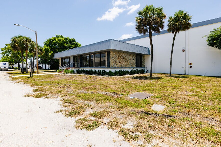 More Photos Of 5280 NW 165th St, Hialeah Warehouse For Lease