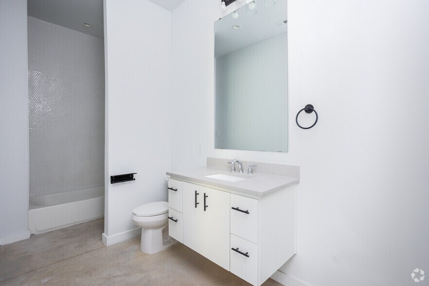 More Photos Of 707 W Commerce St, Dallas Apartments For Sale