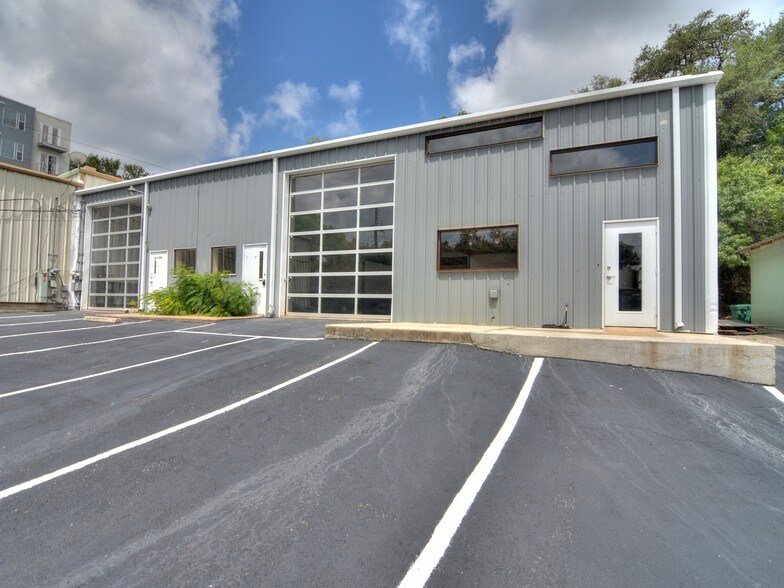 More Photos Of 1106 S 8th St, Austin General Retail For Lease