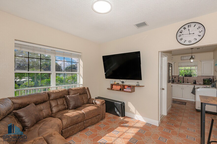 More Photos Of 330 SW 20th St, Fort Lauderdale Multifamily For Sale