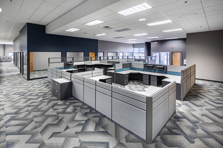 More Photos Of 921-929 Marthas Way, Hiawatha Light Distribution For Sale