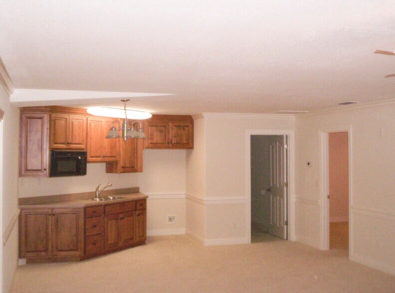 More Photos Of 4030 N Monroe St, Tallahassee Light Distribution For Sale