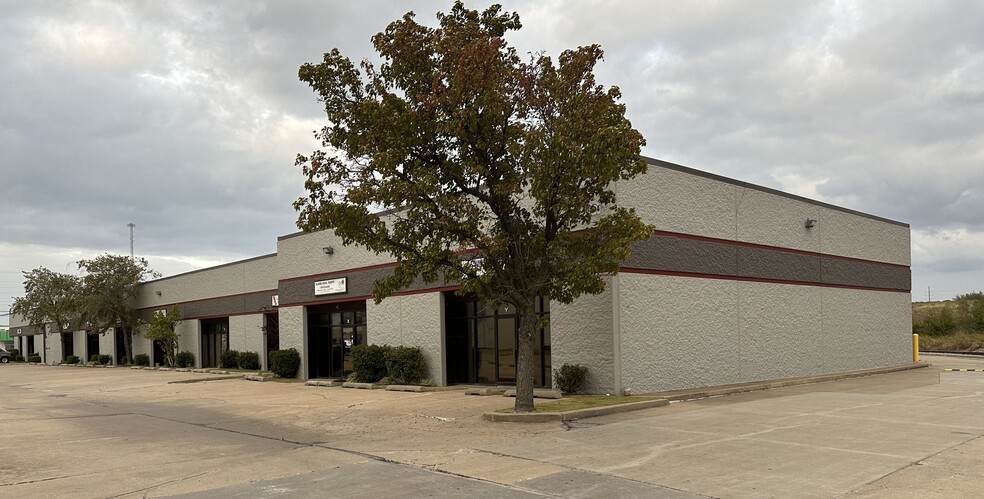 More Photos Of 10404 E 55th Pl, Tulsa Showroom For Lease
