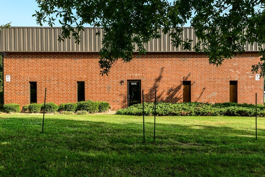 More Photos Of 5606 Harrisburg Industrial Par Dr, Harrisburg Warehouse For Lease