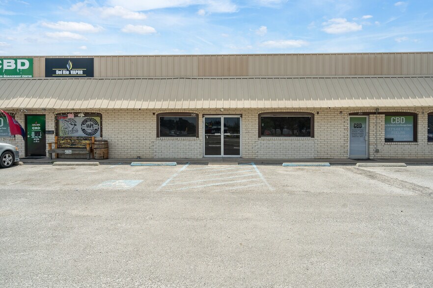More Photos Of 300-310 Margaret Ln, Del Rio Medical For Lease