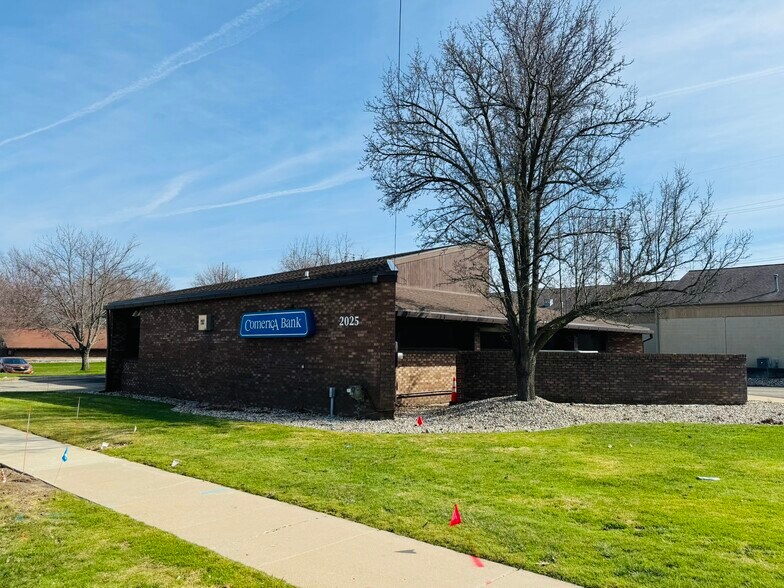 More Photos Of 2025 Whites Rd, Kalamazoo Bank For Sale