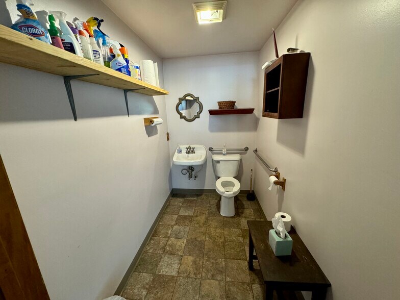 More Photos Of 194 Guy Park Ave, Amsterdam General Retail For Sale