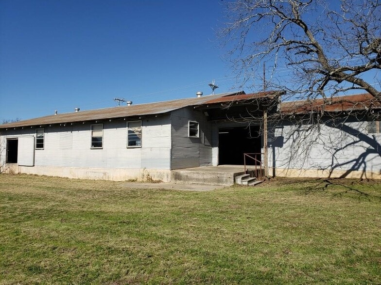 More Photos Of 185 S Titus St, Giddings Freestanding For Sale