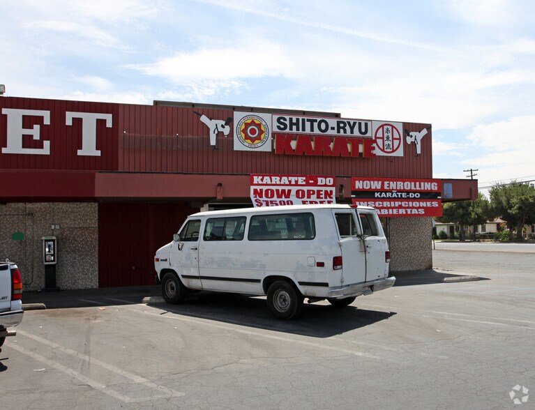 More Photos Of 10315-10425 Main St, Lamont Unknown For Lease