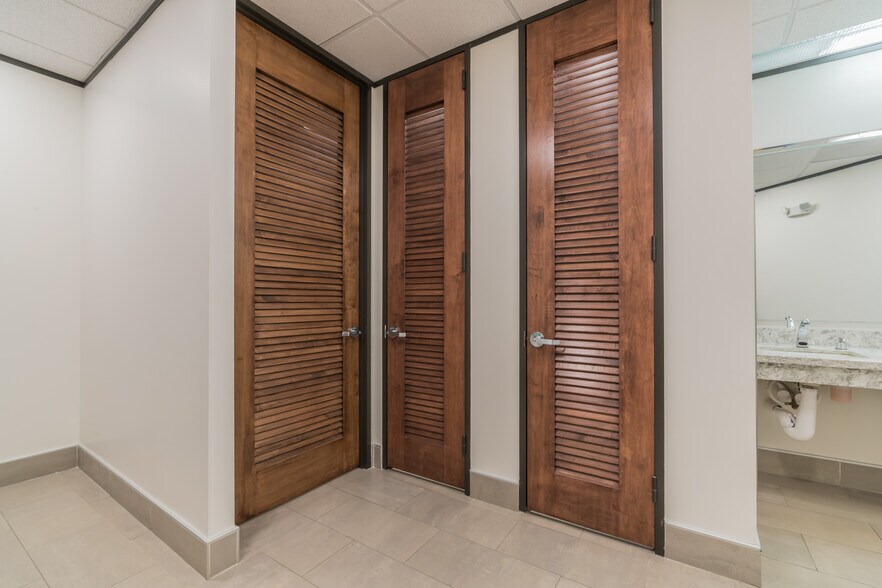 More Photos Of 16010 Barkers Point Ln, Houston Office For Lease